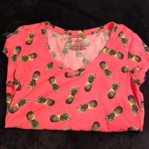 Short sleeved v-neck pink graphic t-shirt